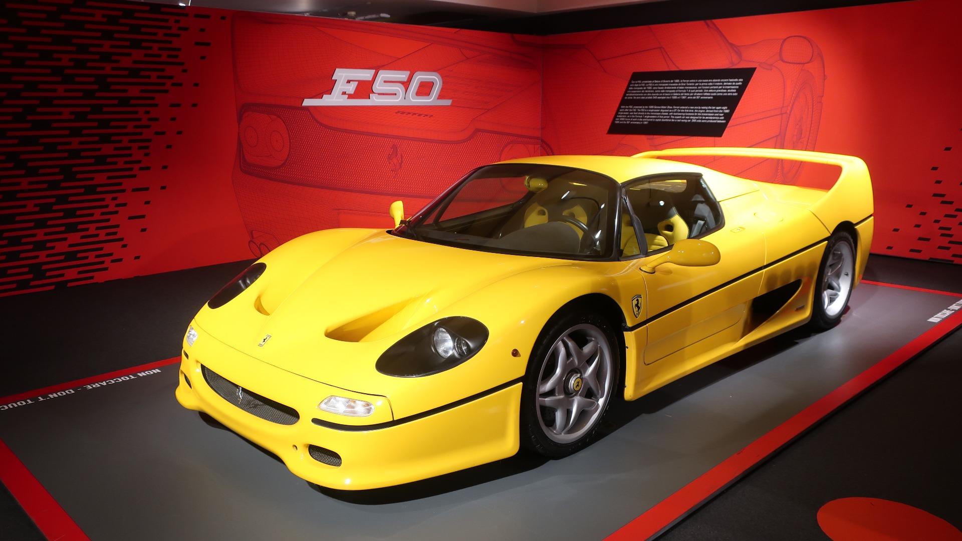 En gul Ferrari F50 er kanskje ikke den mest elegante Ferrari laget, men mange vil nok finne den brutal og tøff.