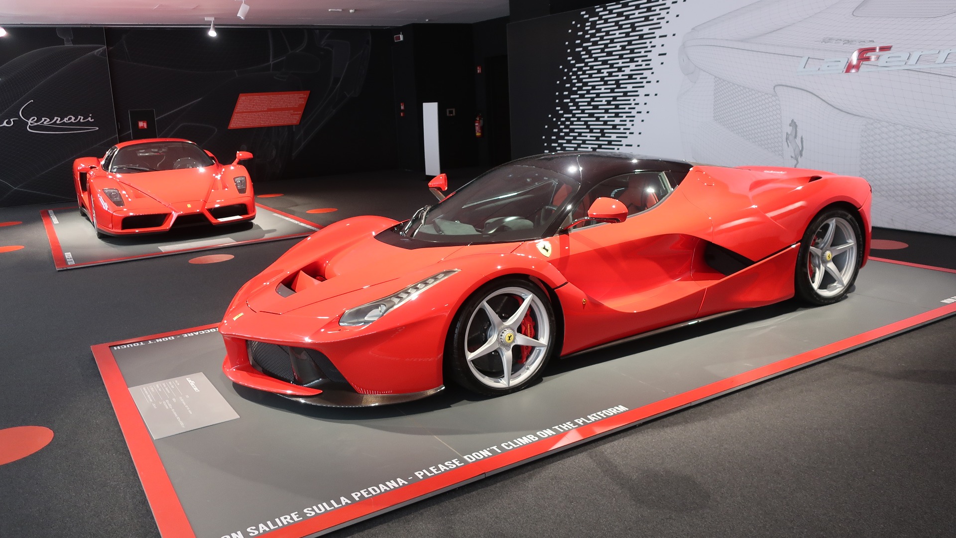 Fokuset er på nyere superbiler, her representert ved Enzo og LaFerrari.