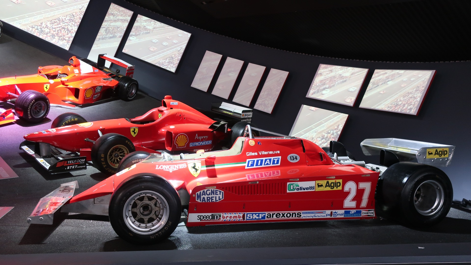 F1-biler står nede i F1-rommet, hvor den udiskutabelt mest interessante er Gilles Villeneuve sin 1981-modell.