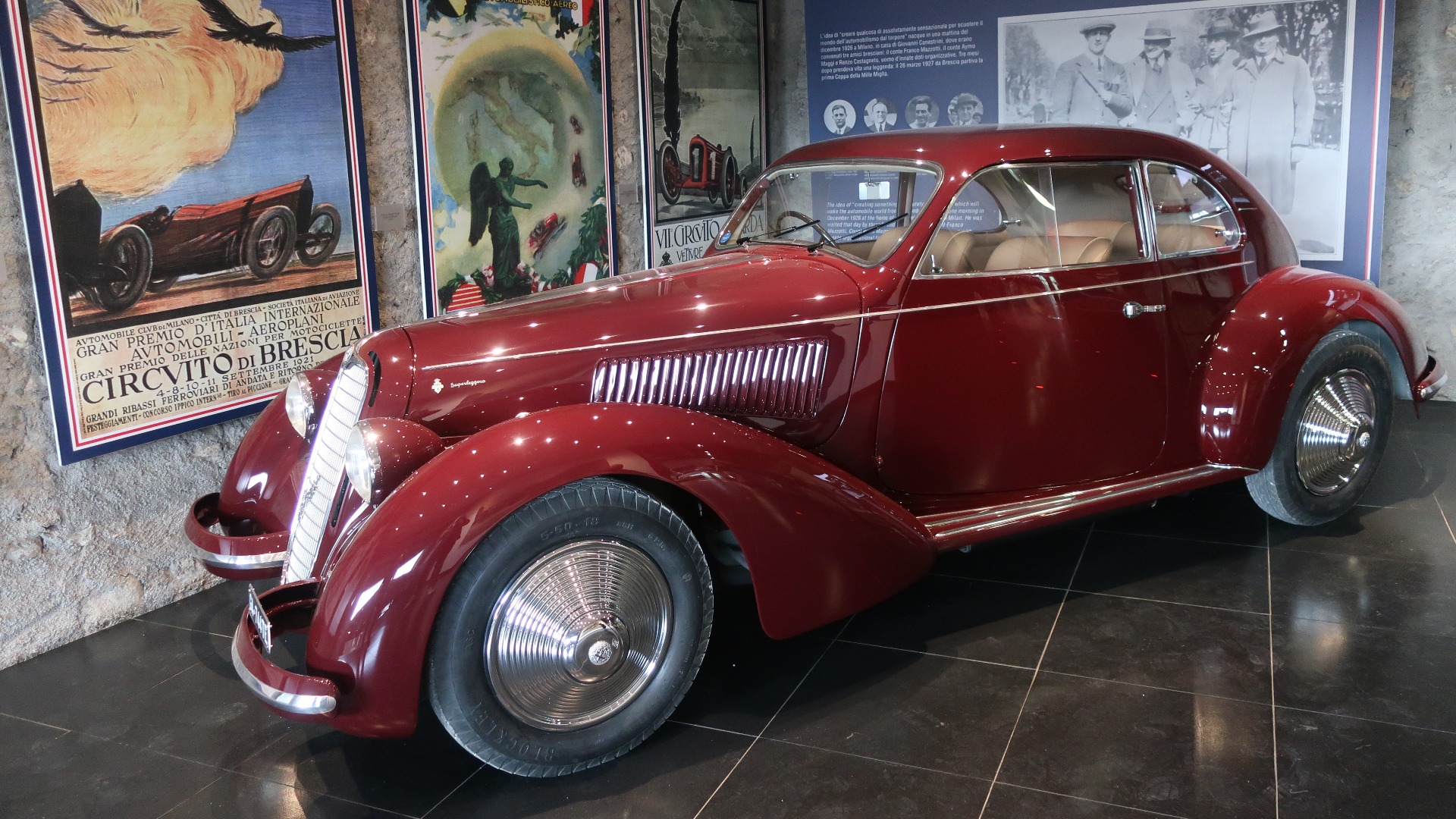 Alfa Romeo er merket man kanskje assosierer mest med Mille Miglia, og det er selvsagt flere flotte Alfaer utstilt.