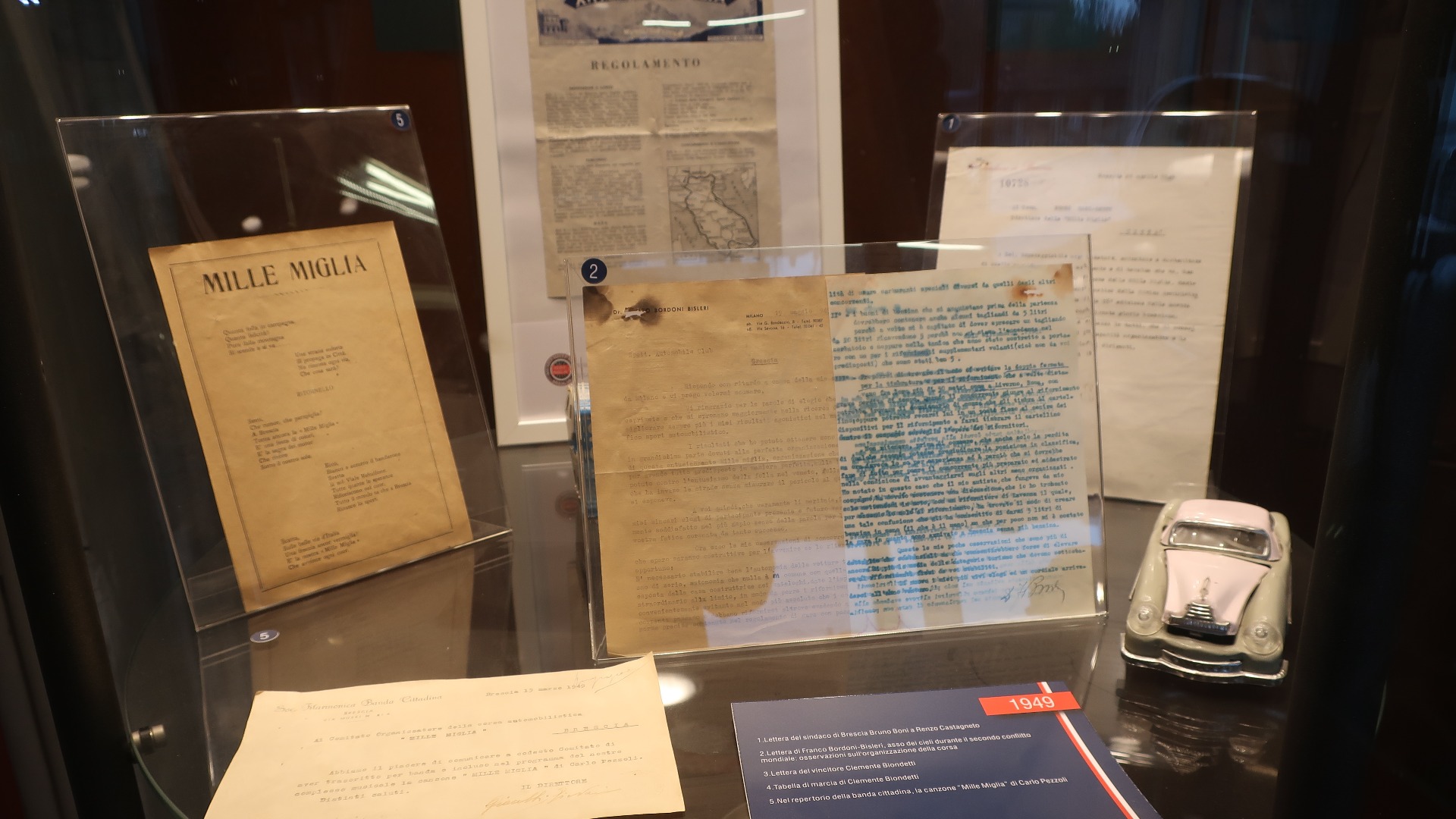 I ulike glassmontre finner vi ekte relikvier fra løpet, her blant annet et brev til Clemente Biondetti fra 1949. Biondetti vant Mille Miglia fire ganger.