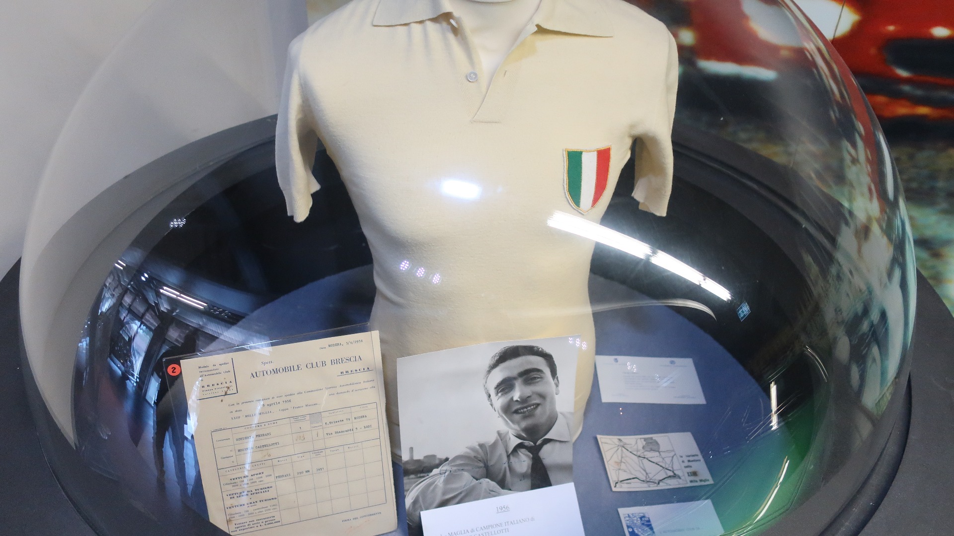 Legendariske Eugenio Castellotti vant løpet i 1956, her er trøyen hans og ulike brev relatert til ham.