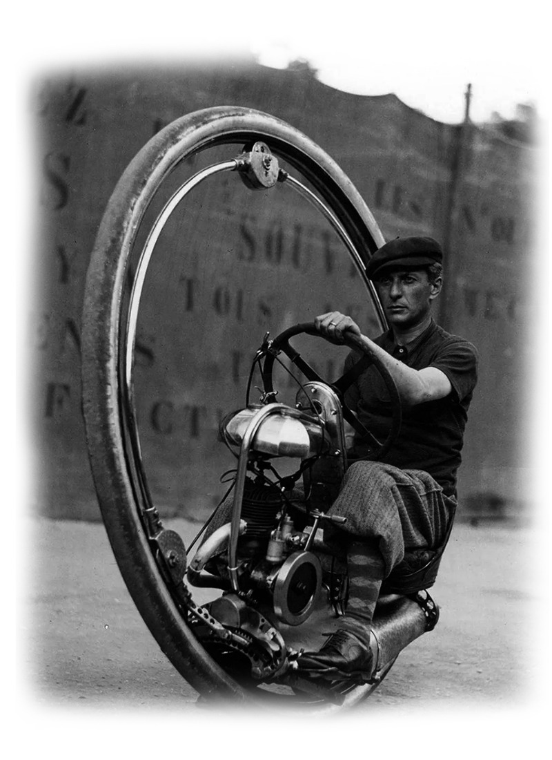 Davide Chislagi, en italiensk oppfinner, tester sitt monohjul i 1933