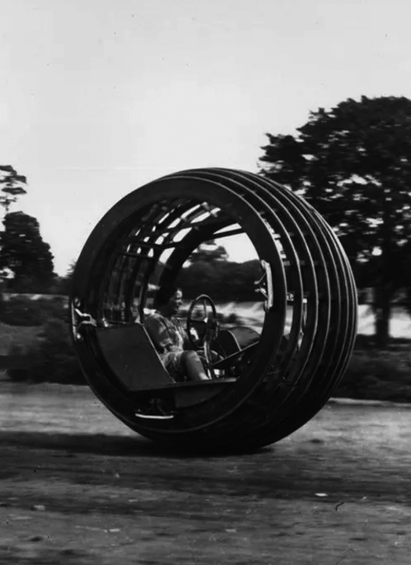 Dynaspheren blir testet på Brooklands Race Track i England 1932
