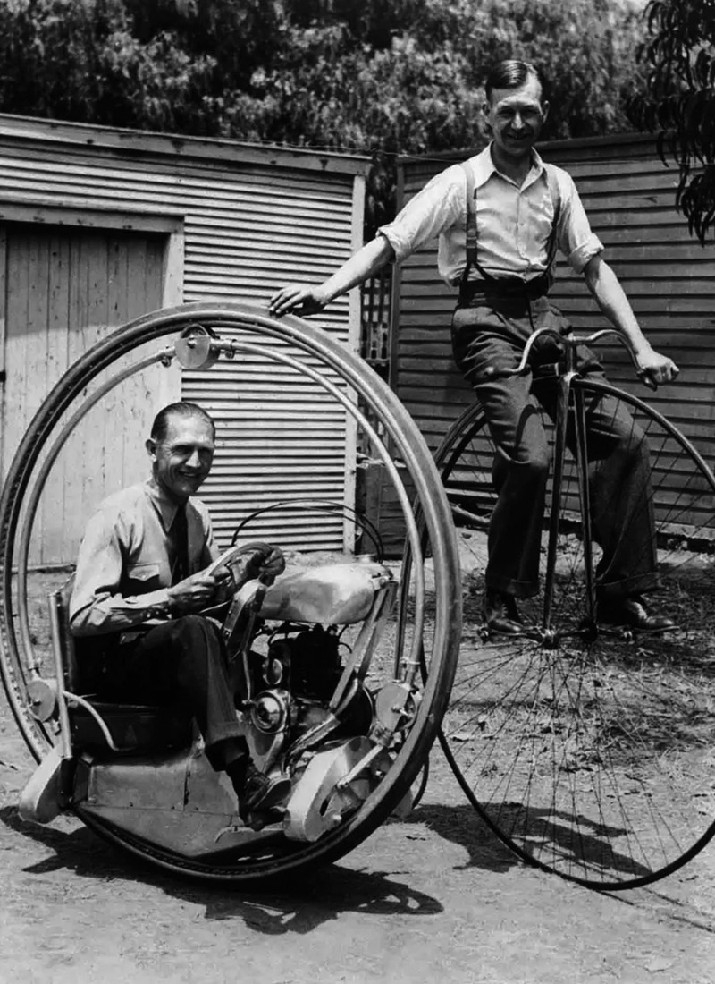 En mann på sin velociped ved siden av Walter Nilssons Nilssons Monowheel i 1935