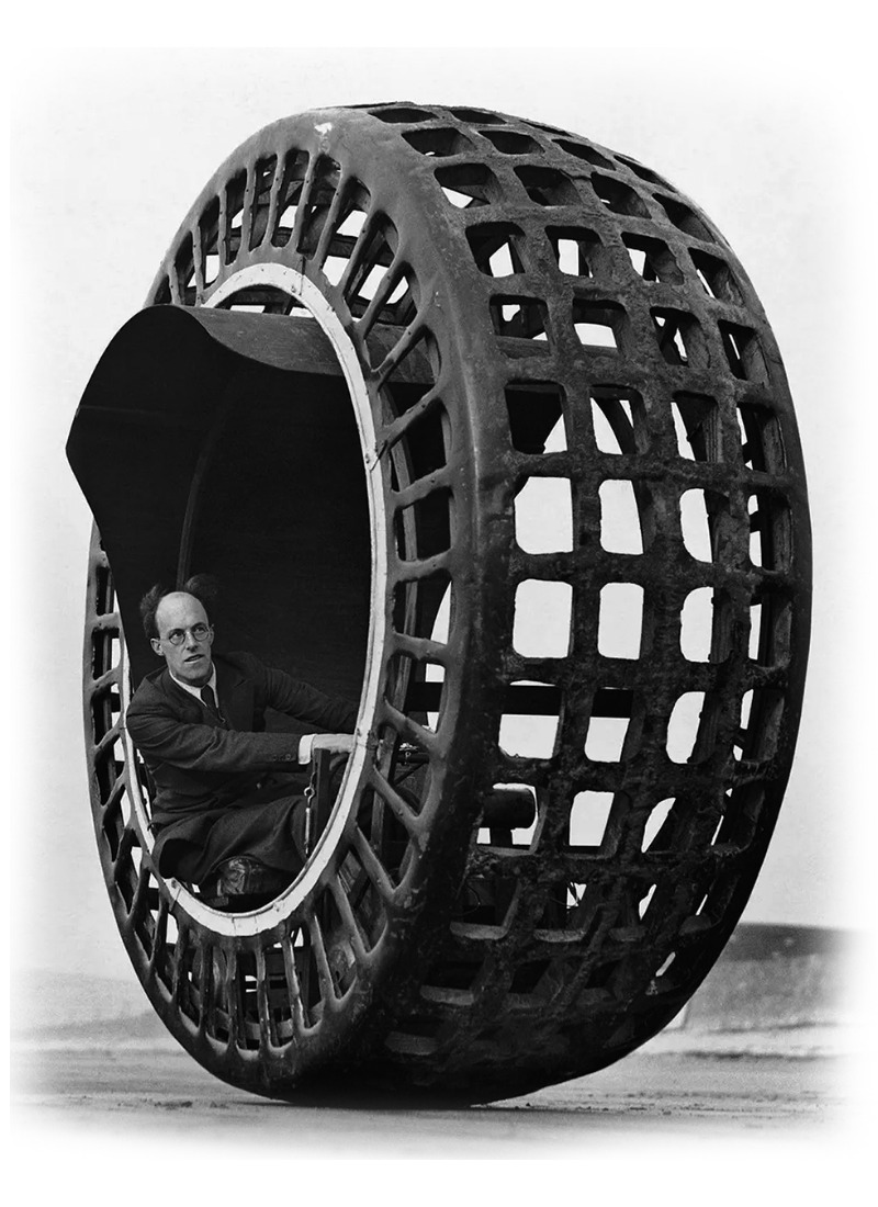 J.A Purves kjører doningen sin kalt Dynasphere. tanken var at den skulle oppleves som en bil. Dette bildet er tatt i 1932
