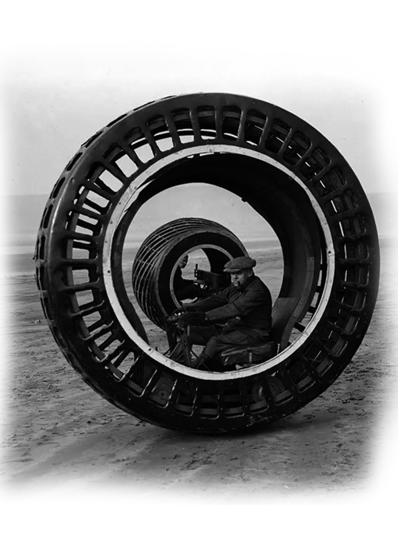Ved bruk av elektriske motorer kunne dette monohjulet stå helt i ro. Dette bildet er fra 1935