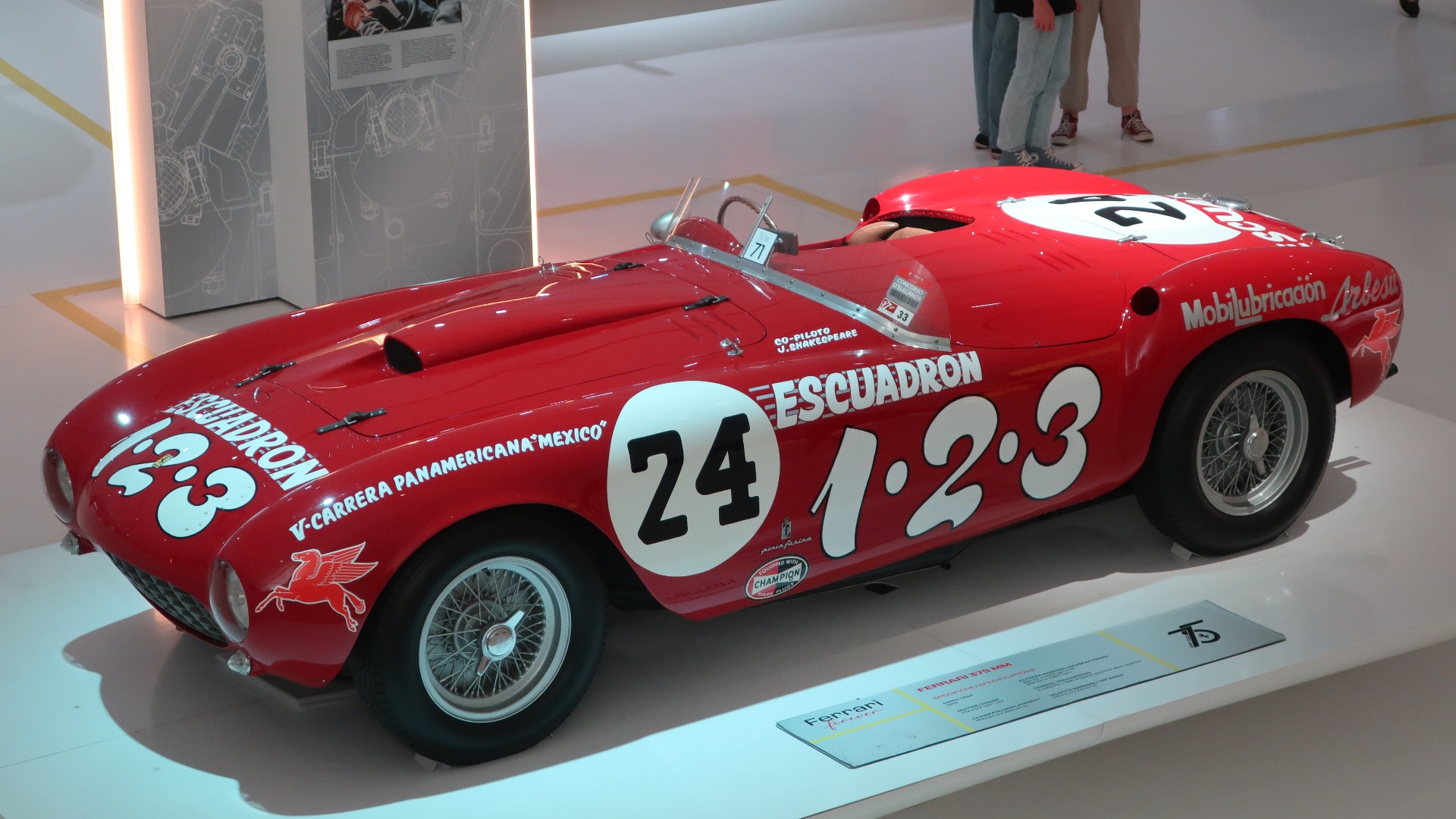 En herlig 1953 375 MM i Carrera Panamericana dekor. Som navnet antyder var bilen opprinnelig laget for Mille Miglia, men deltok i alle store løp.