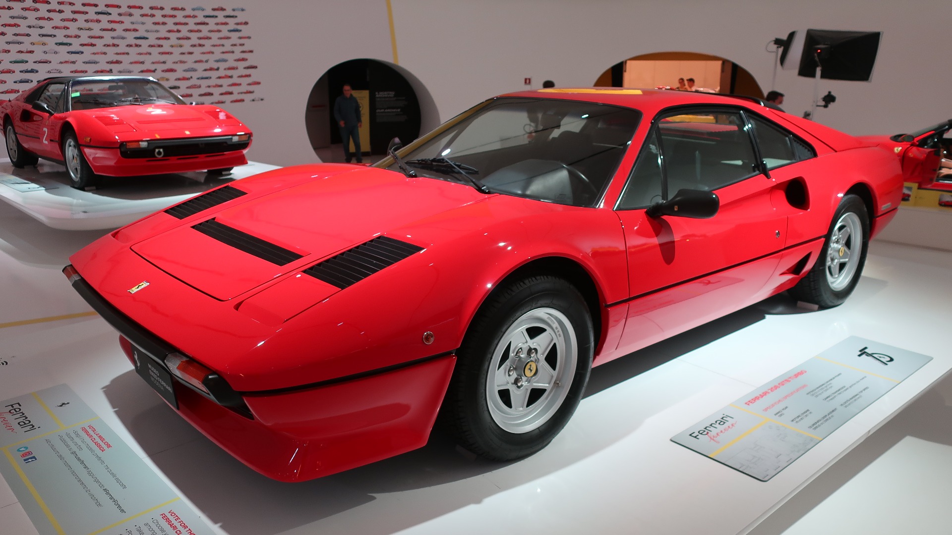 En 208 GTB Turbo med en 308 GTS i bakgrunnen.