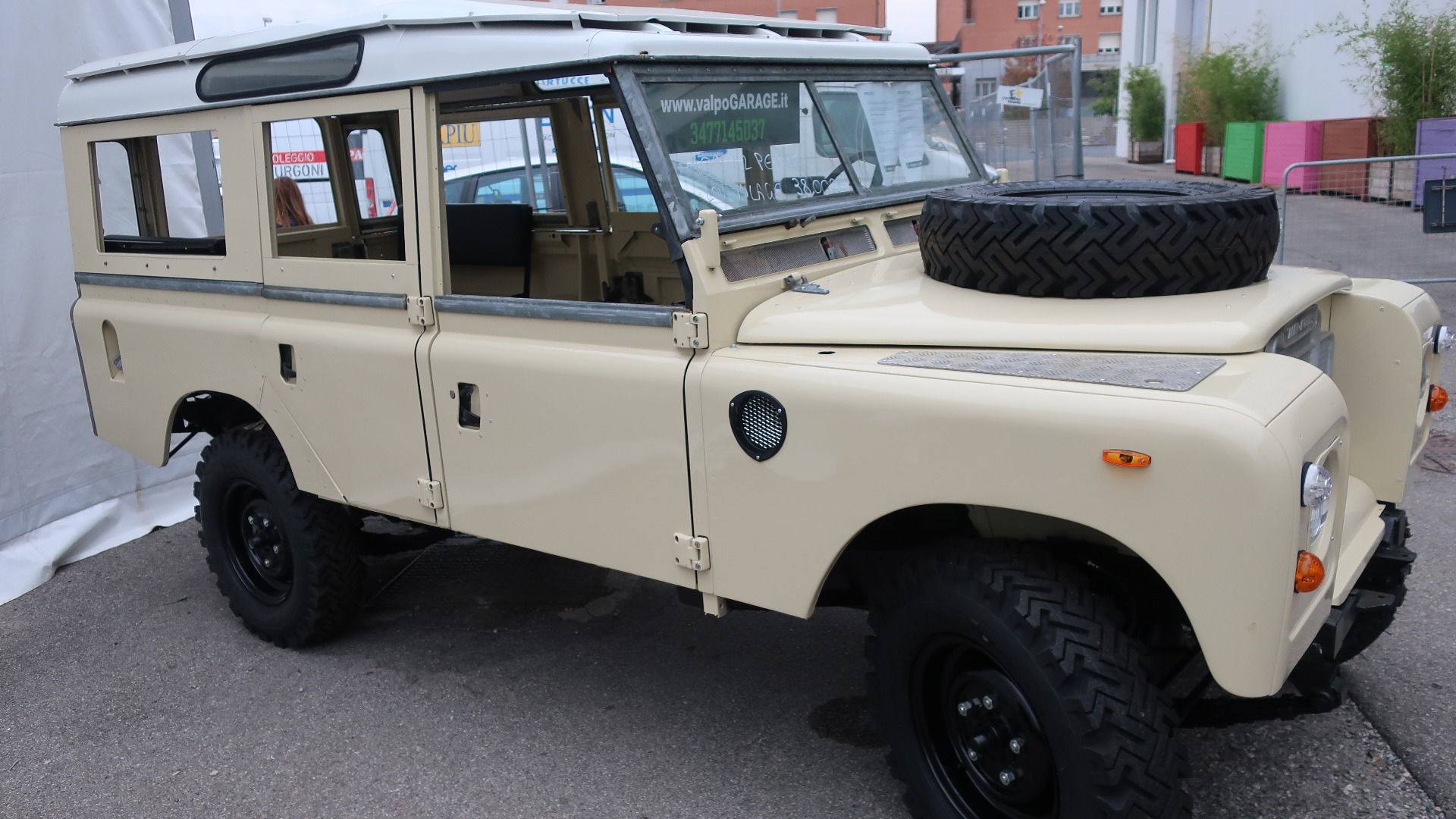 1977 Land Rover 109 til salgs for 38.000 Euro som påbegynt restaureringsprosjekt.