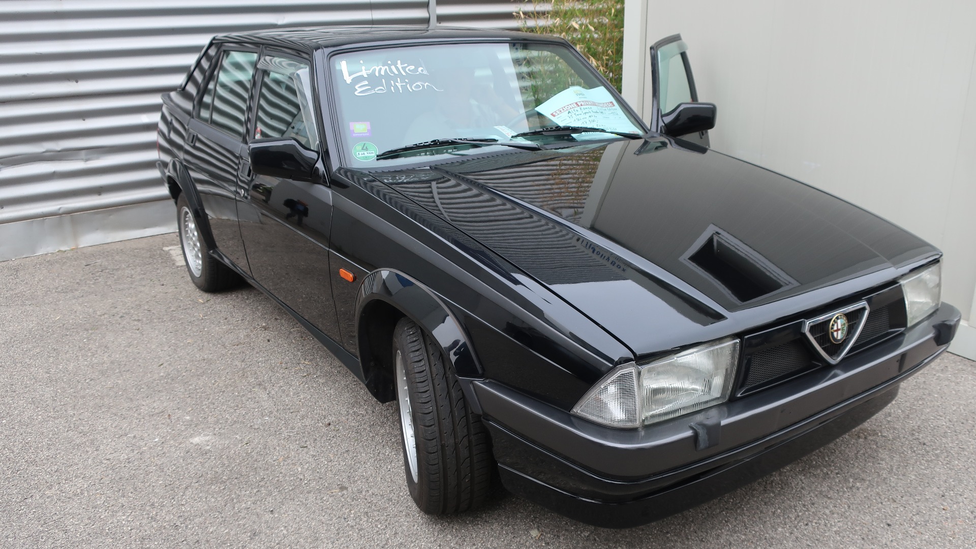 1992 Alfa Romeo 75 Twin Spark Quadrofoglio Limited Edtion, som var til salgs for 17.900 Euro.