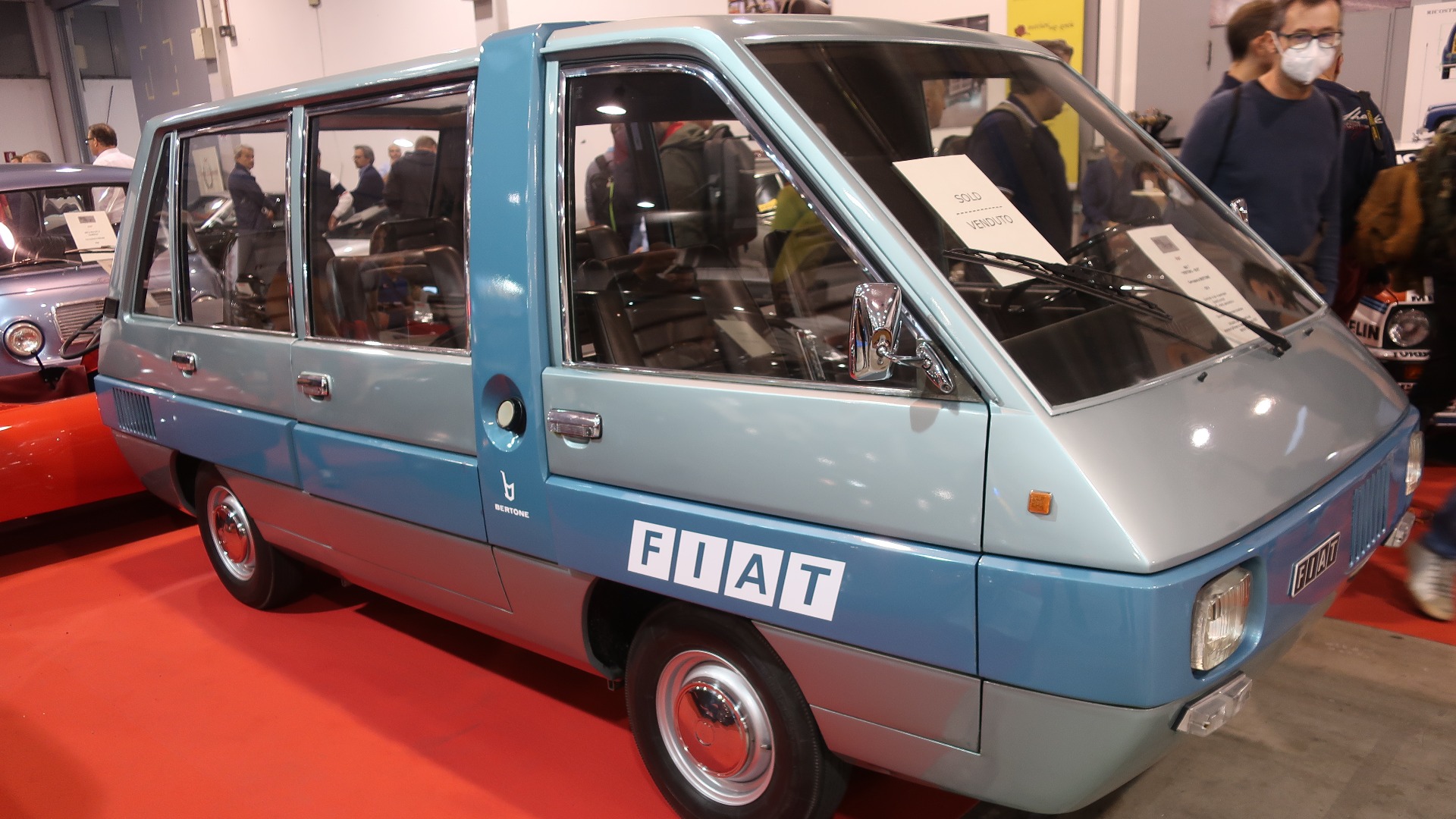 En av fire Fiat 850T busser med futuristisk look som Bertone bygde for Fiat, og som ble brukt til å frakte gjester rundt om på Fiats gedigne Mirafiori-fabrikk.