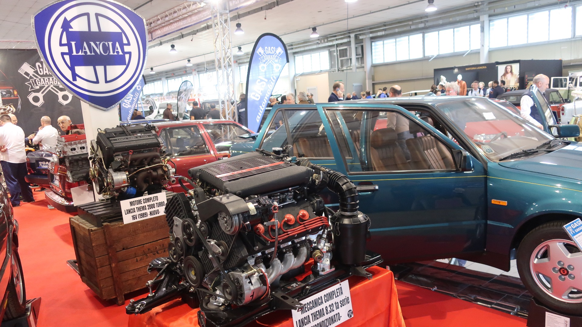 Her ser man tydelig hvor stor Ferrari V8 motoren var, som Lancia plasserte nedi sin Thema. Den vanlige 2-liters motoren til Thema ses bak Ferrari-motoren.