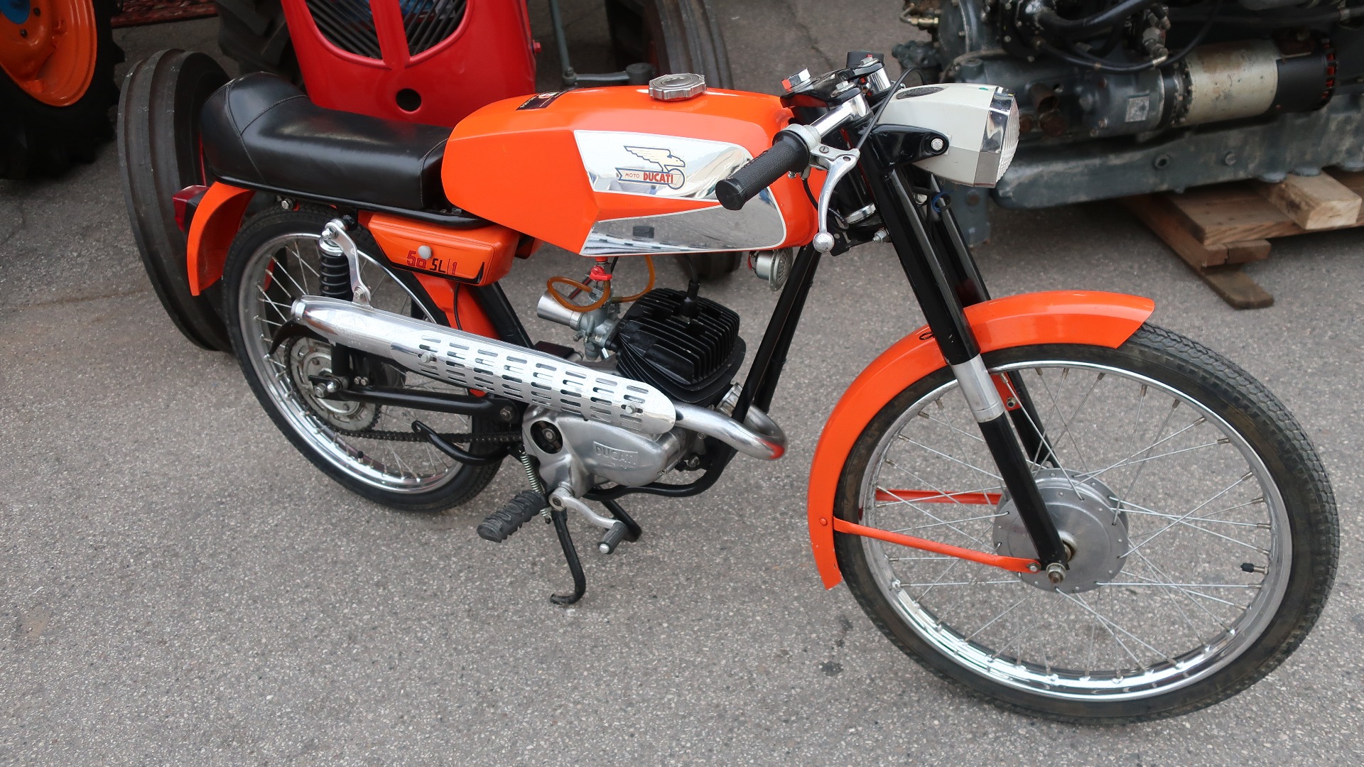 Nydelig Ducati moped.