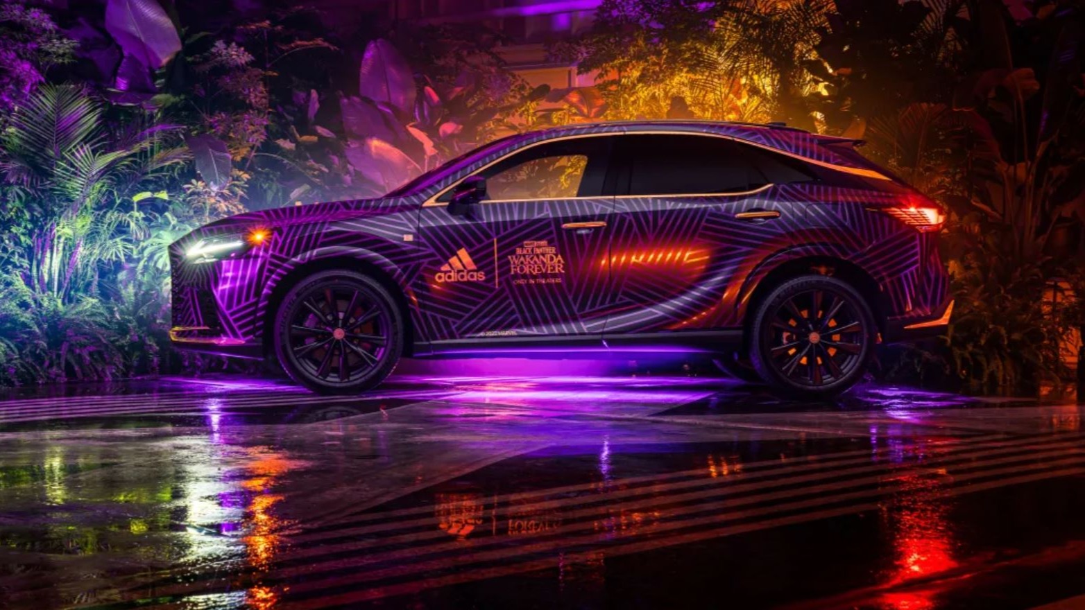 Moderne Adidas-mønster med de viktigste sponsorene på sidedøren.