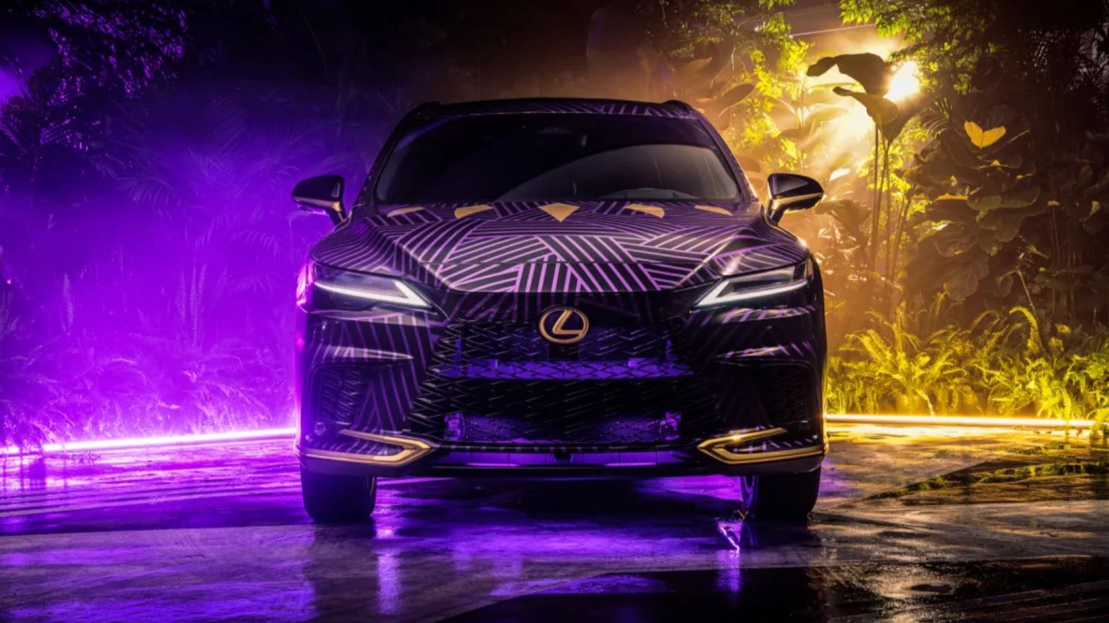 Dramatisk linjeføring, og lekre gulldetaljer.