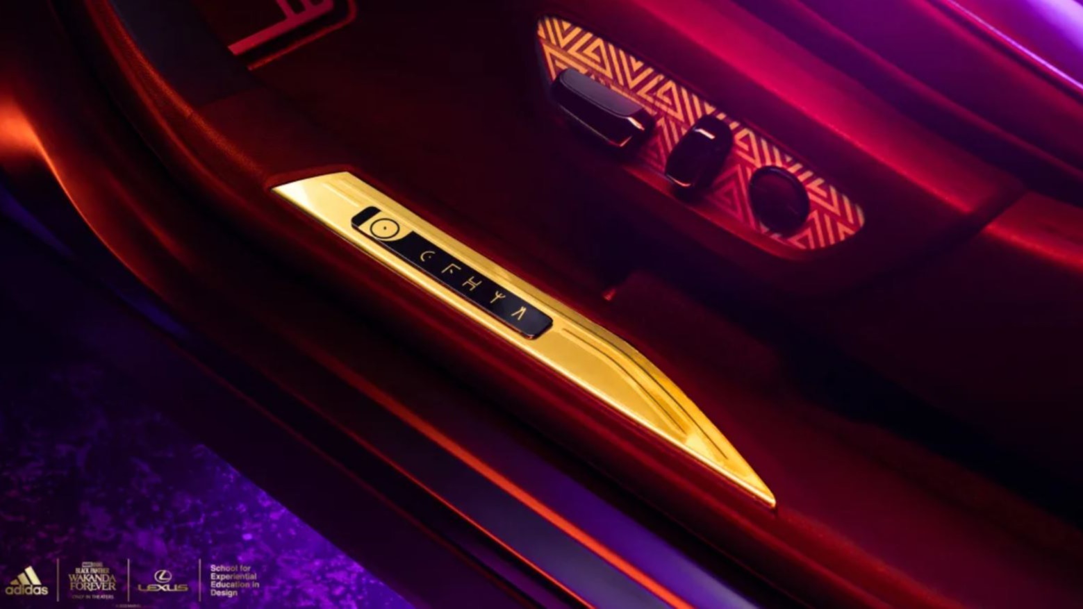 I dørkarmen står det «Wakanda Forever» ved hjelp av et fiktivt alfabet.