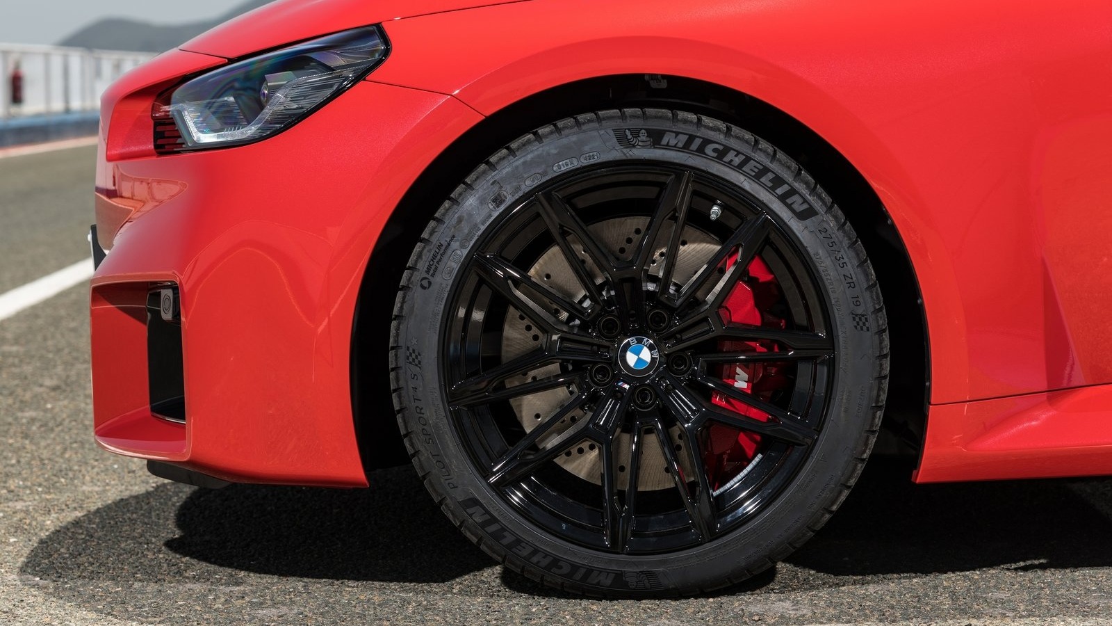 19 tommere foran, og 20 tommere bak.