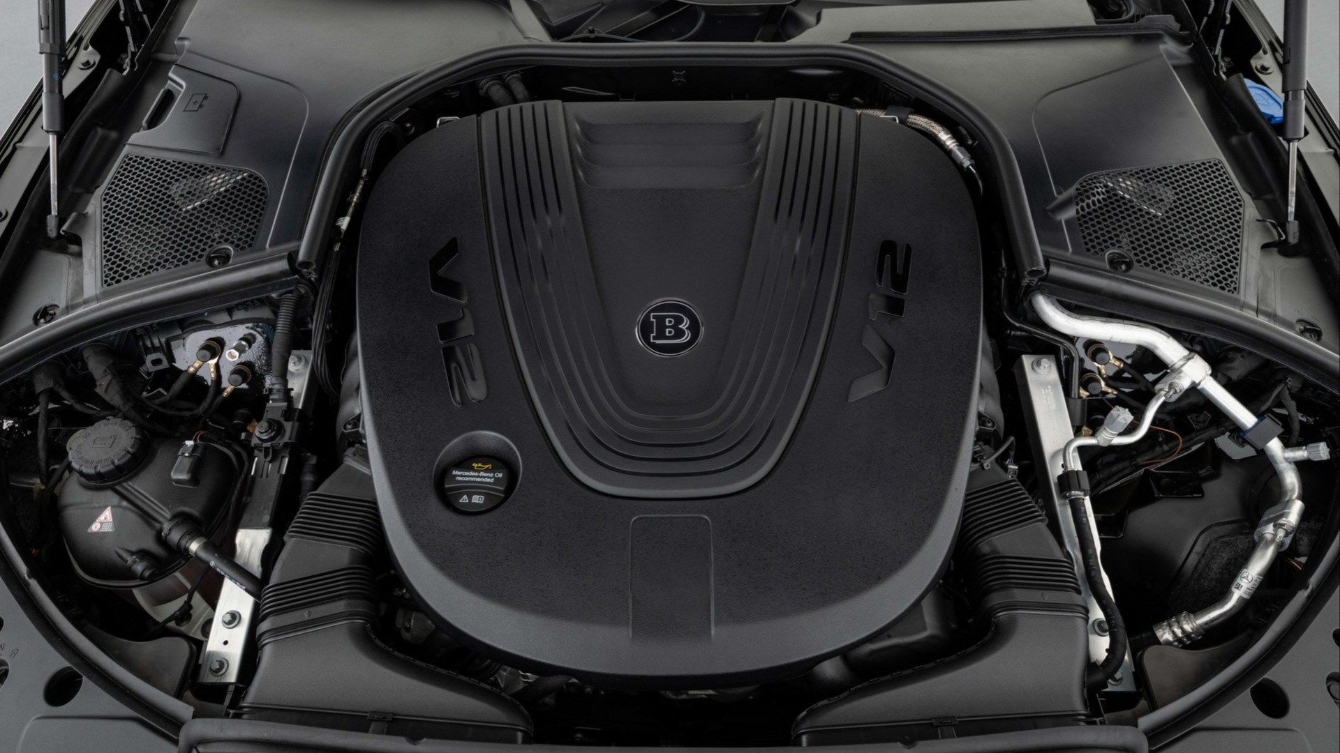 Bilens bankende hjerte er en heftig V8 på nesten 600 hestekrefter. Merkelig nok er motorrommet som er avbildet med Brabus-logoen fra den dyrere S680.