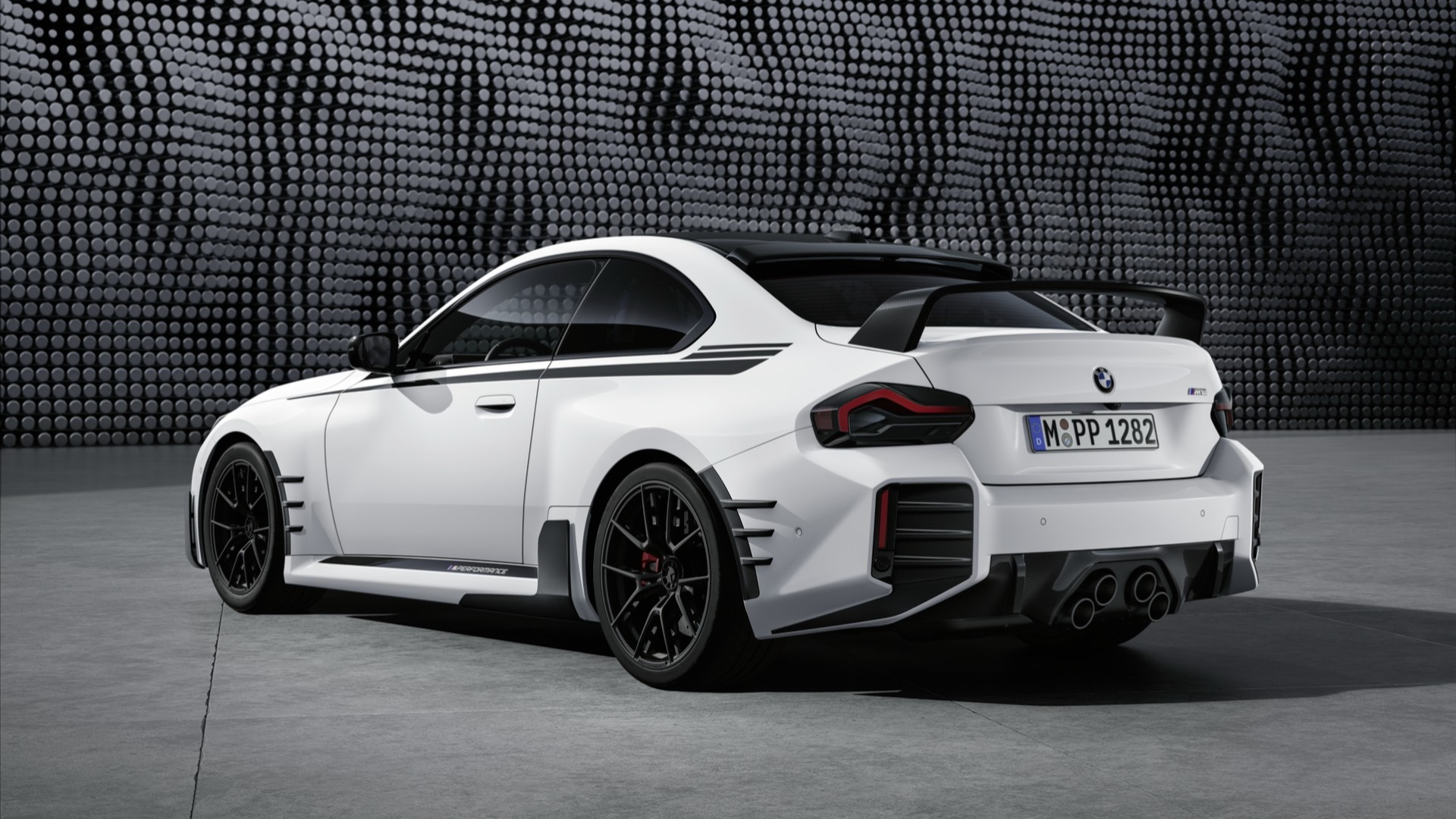 De nye karbonfiber-delene gjør ikke bilen mindre tjukk rundt hoftene.