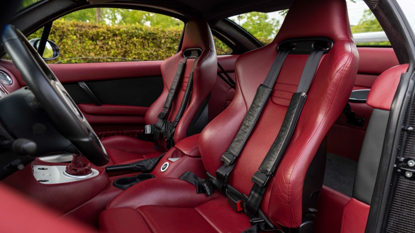 Herlige skinnstoler i rødt, med firepunktseler