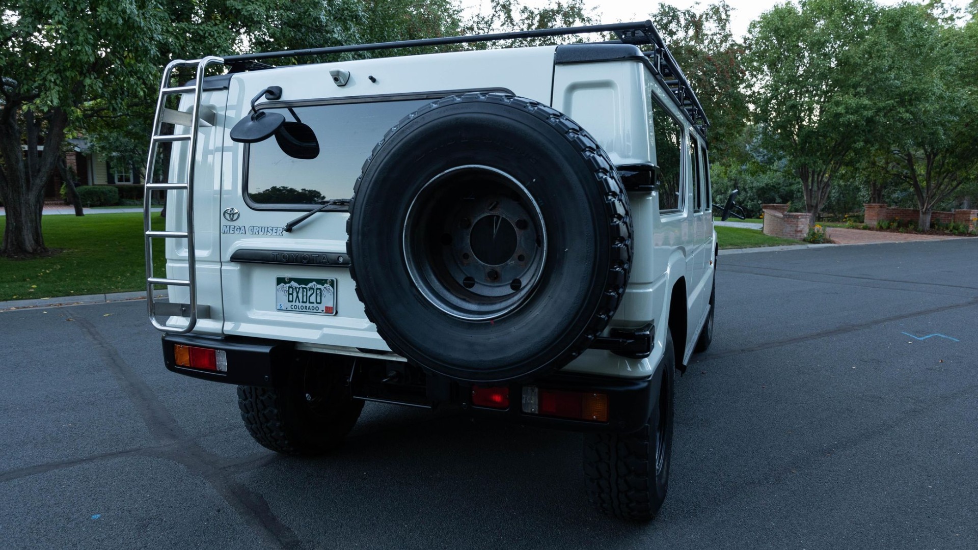 Stige til taket og hjul med egen vinsj dersom uhellet skulle være ute