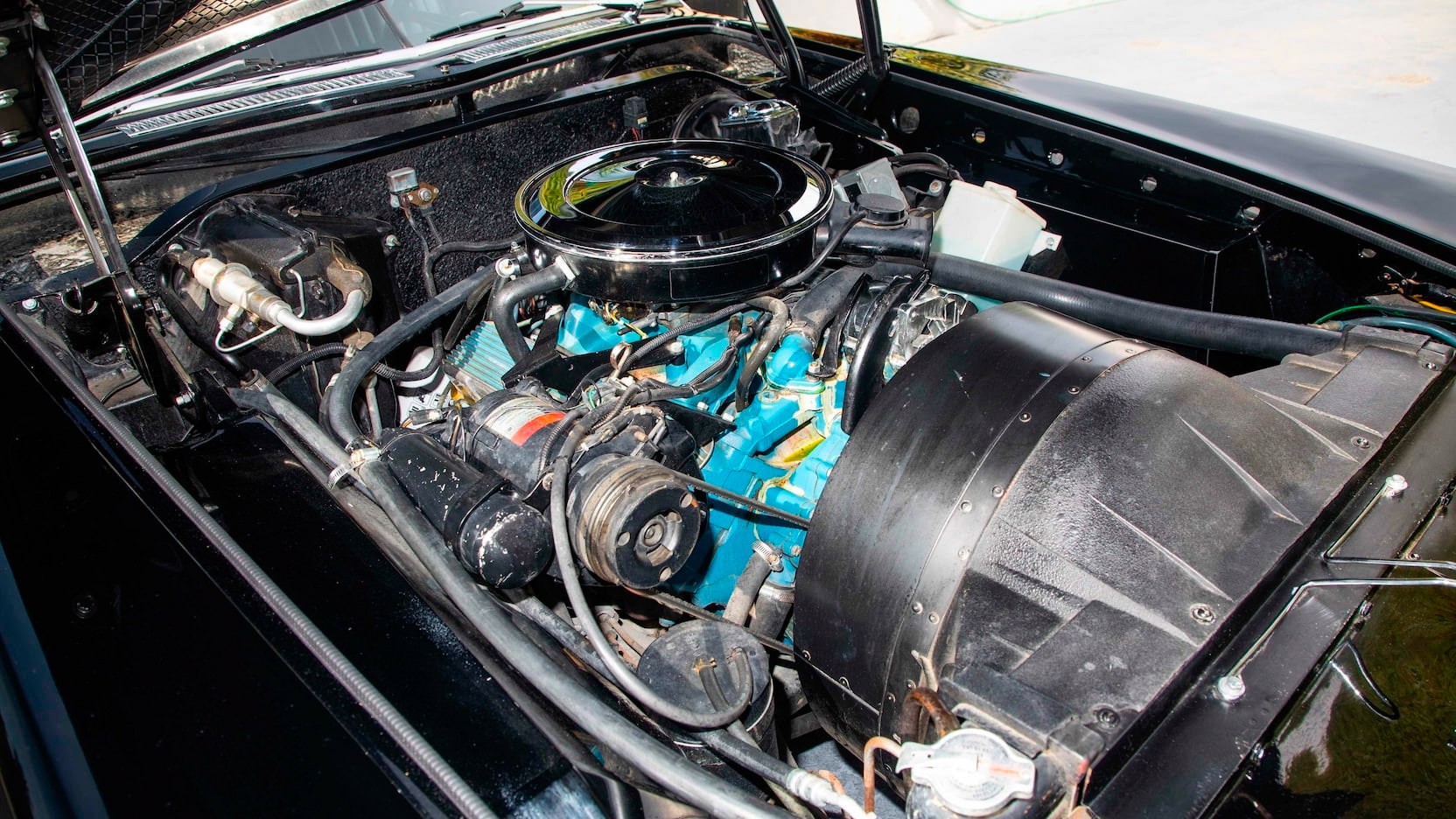 En Pontiac 455 V8 sørger for massive krefter i bilen.