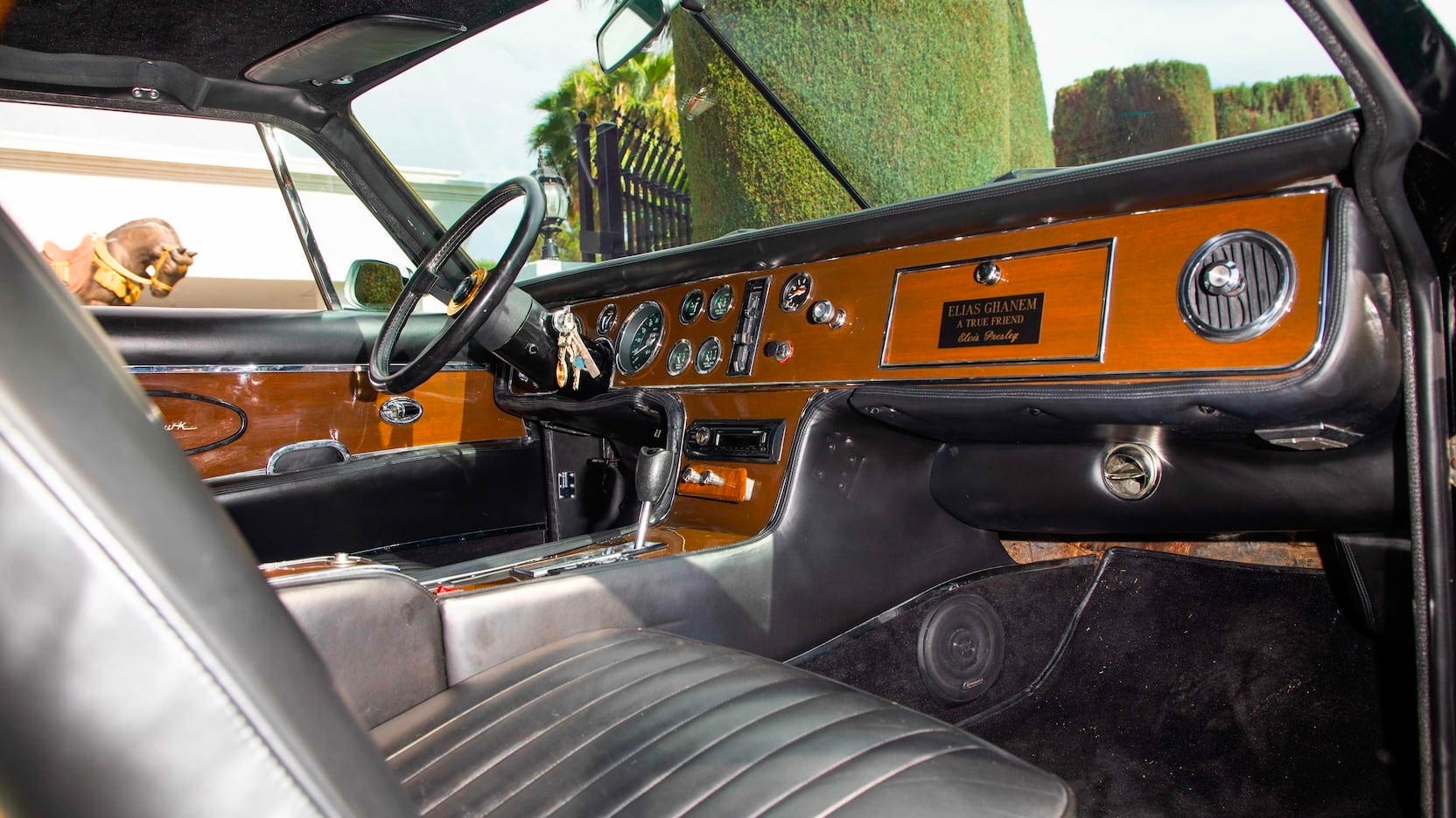 Legg merke til plaketten på hanskerommet.