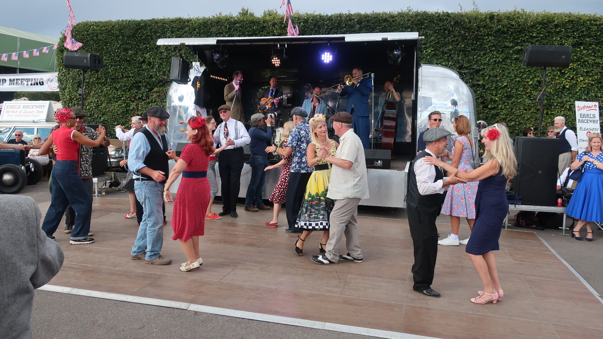 Levende musikk og svingdans kan du også oppleve.