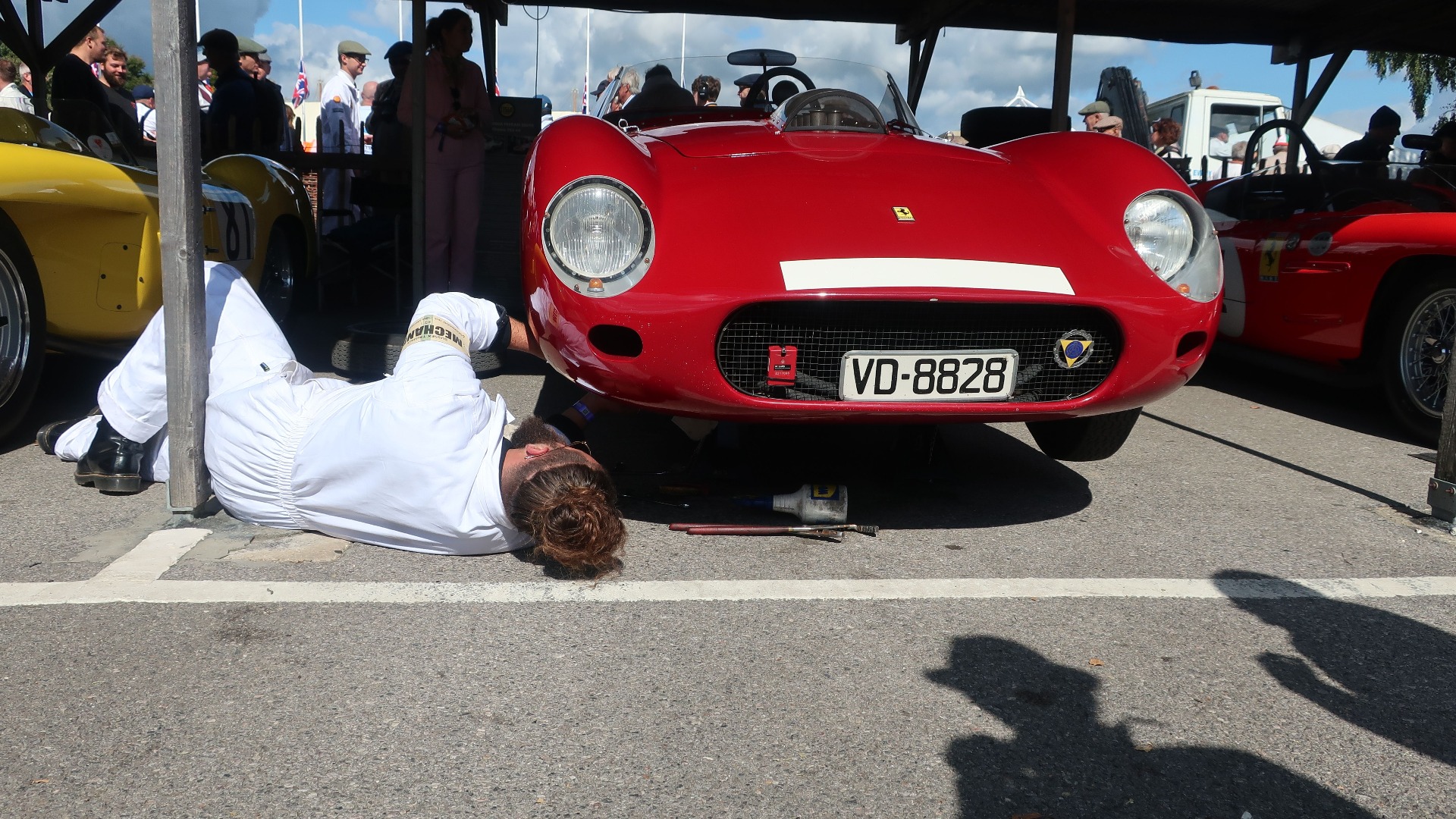 Å gå i paddock og se mekanikerne jobbe er en opplevelse i seg selv.