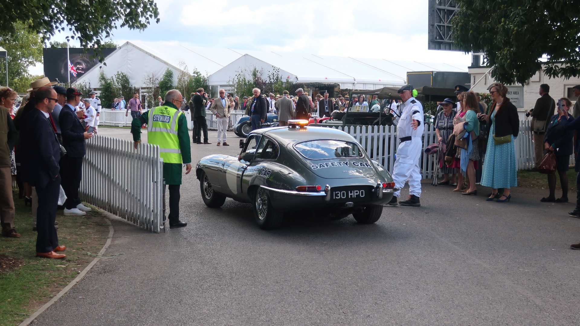 Tidsriktig safety car.