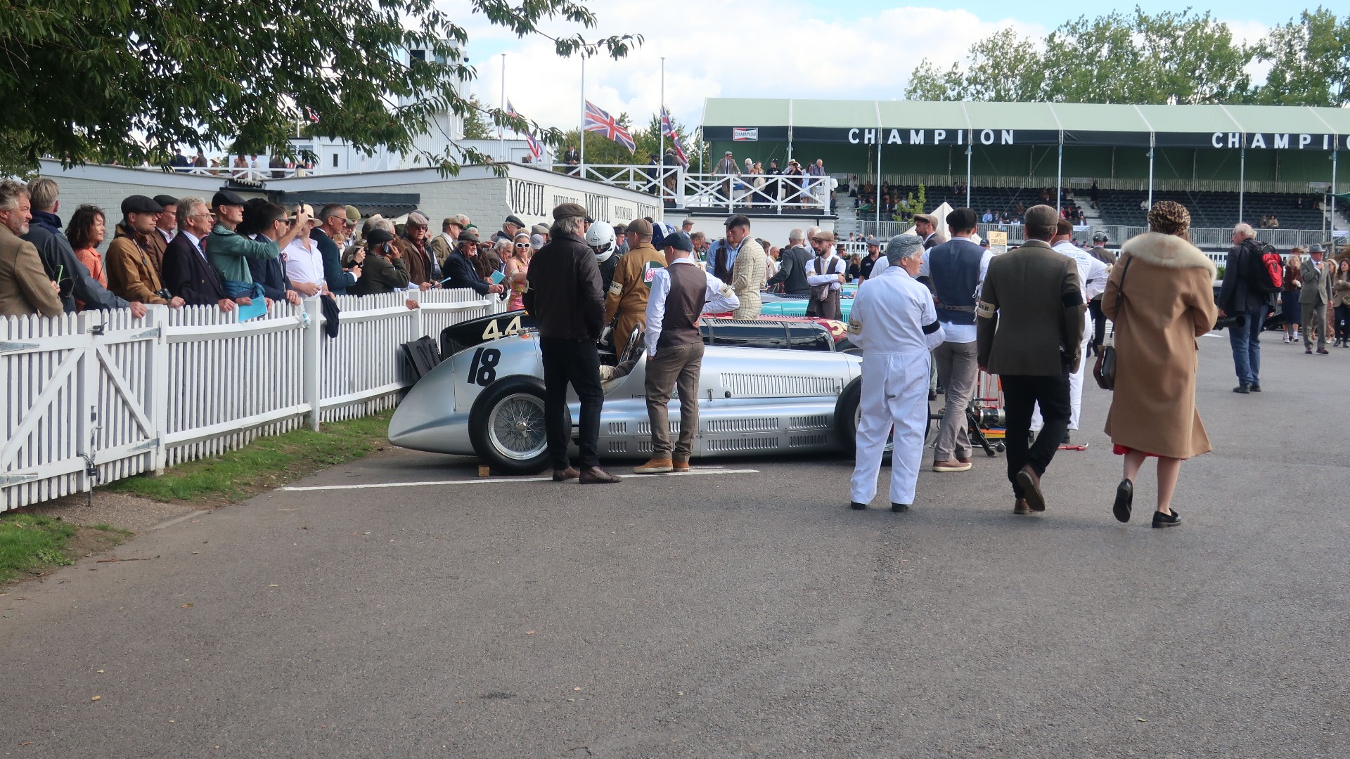 Det diskuteres løpsstrategi rett før start.