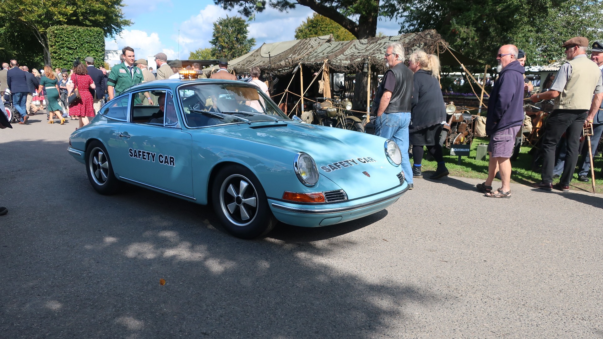 Nok en tidsriktig safety car.
