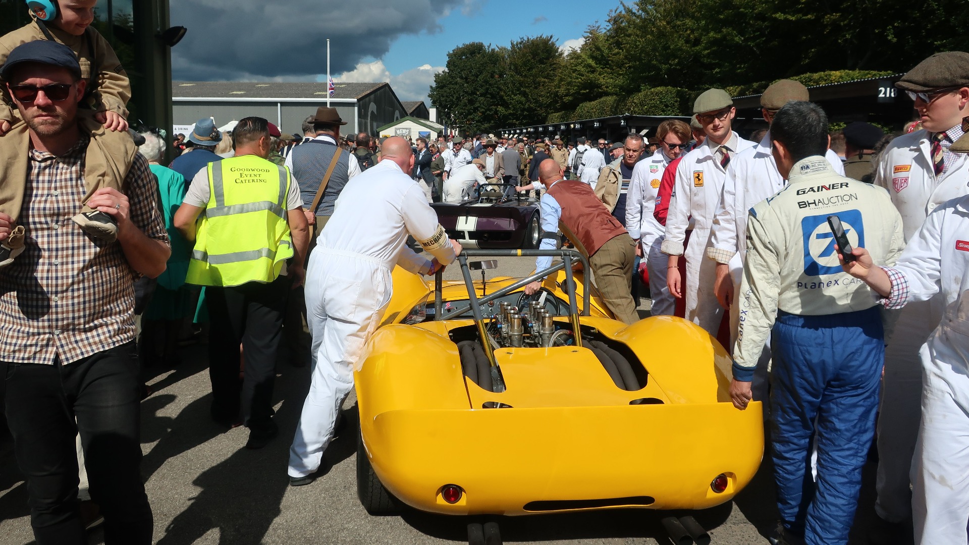 Det skyves racerbiler hele dagen.