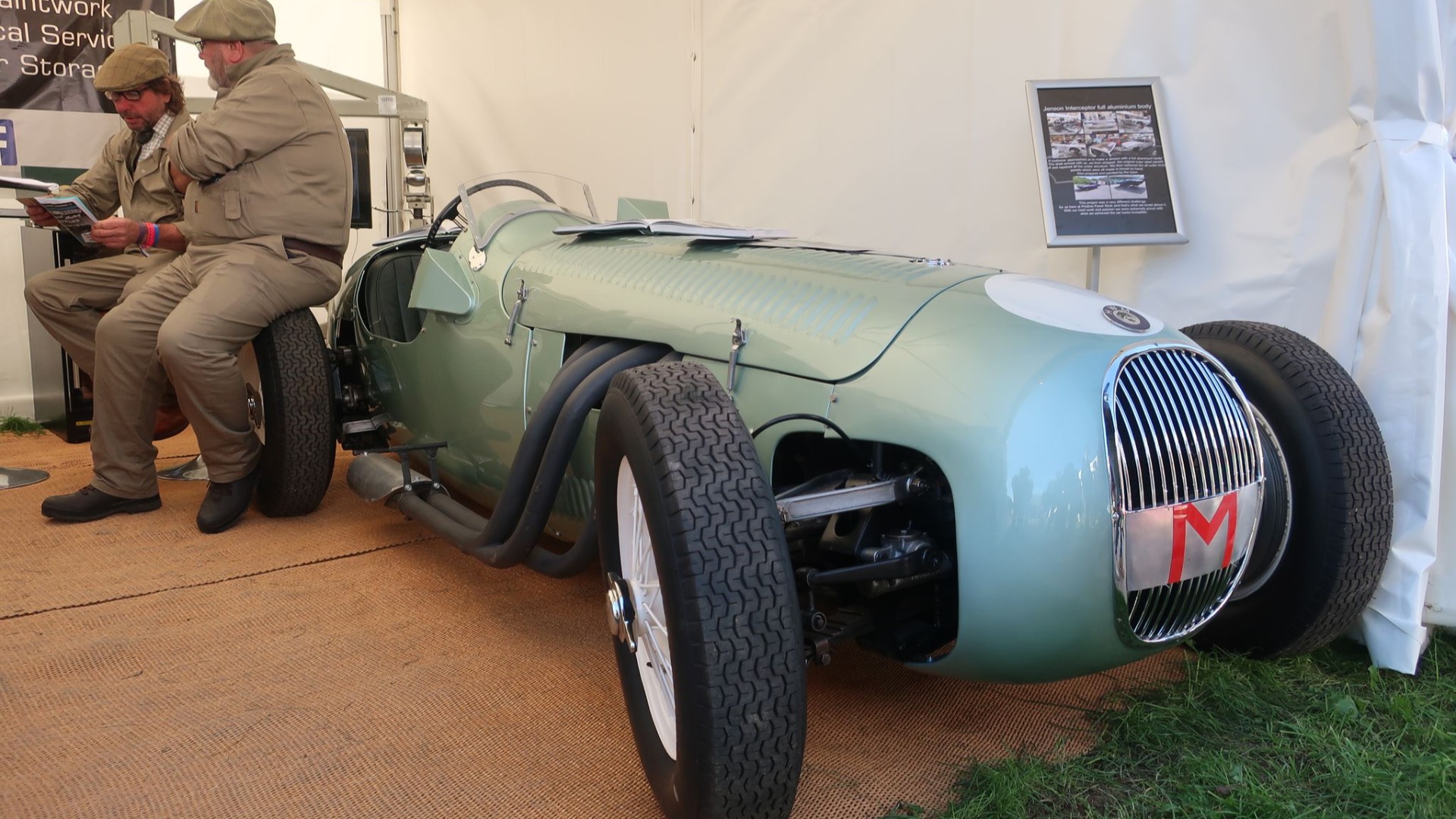 Mekanikere slapper av mellom slagene.