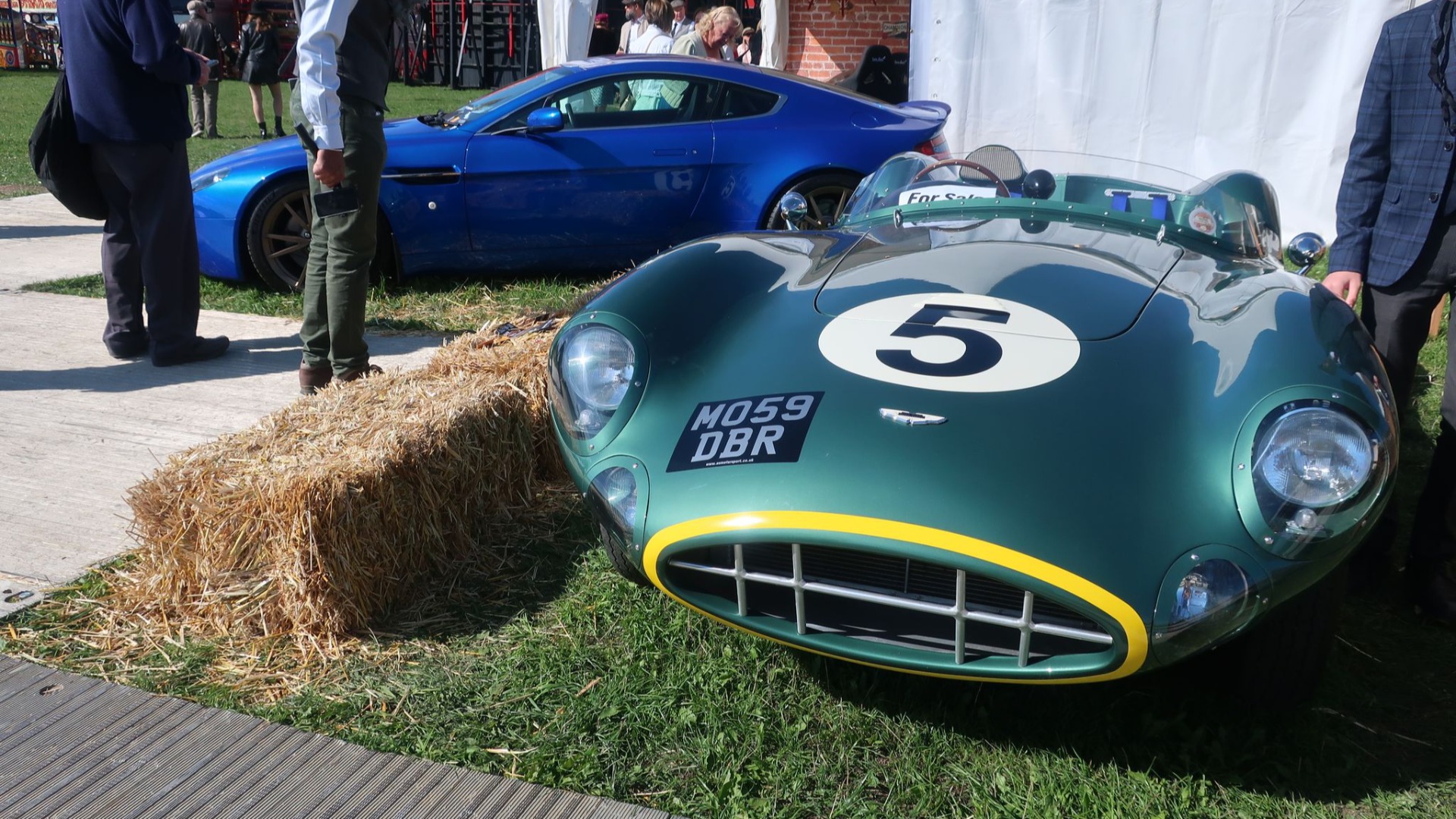 Ny og gammel Aston Martin.