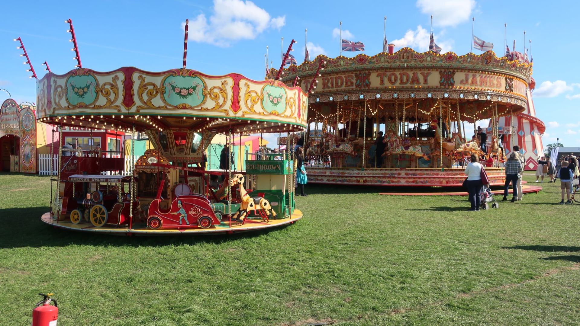 Til og med tidsriktig tivoli er på plass.