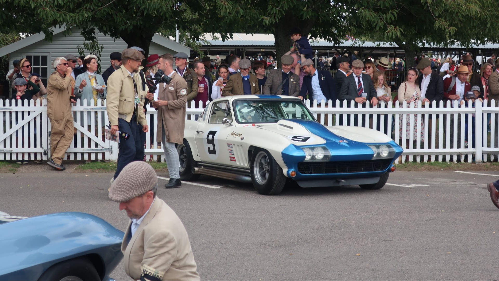 En Corvette-eier blir intervjuet.