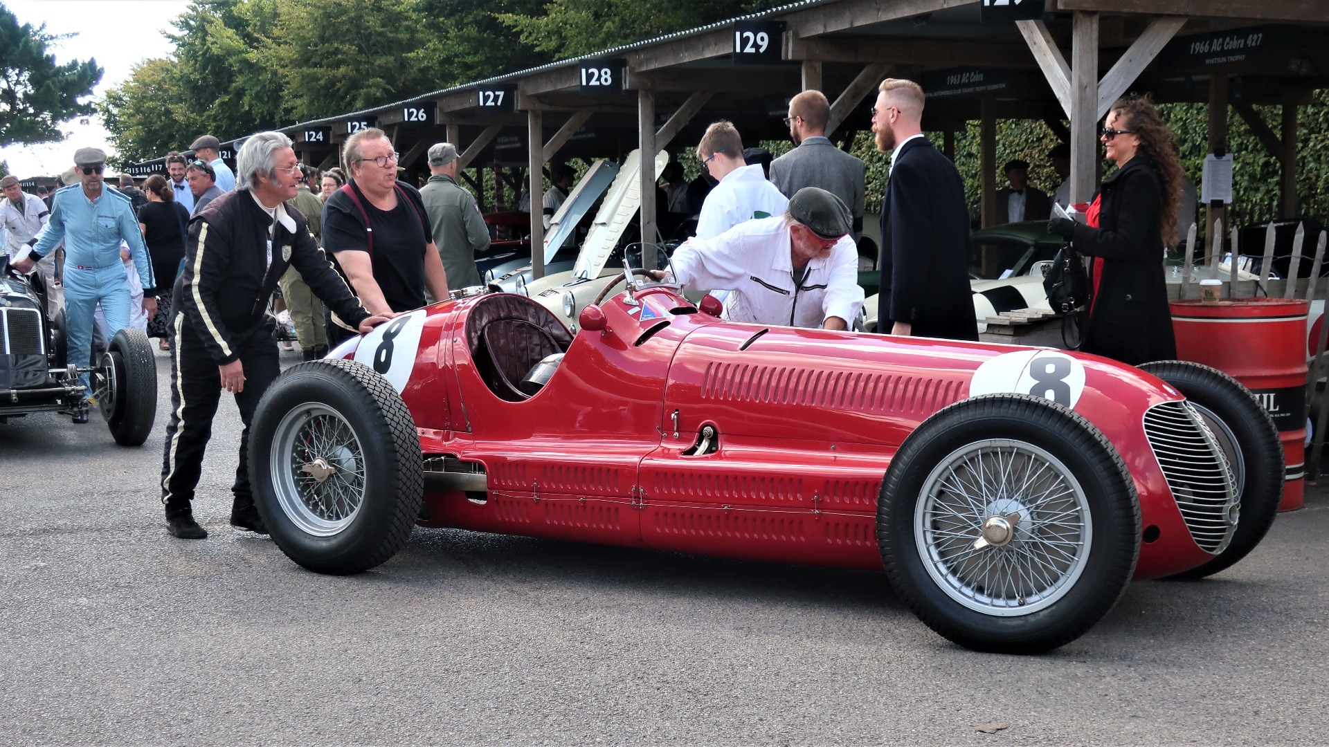 En Alfa Romeo 158 er klar for å entre banen.
