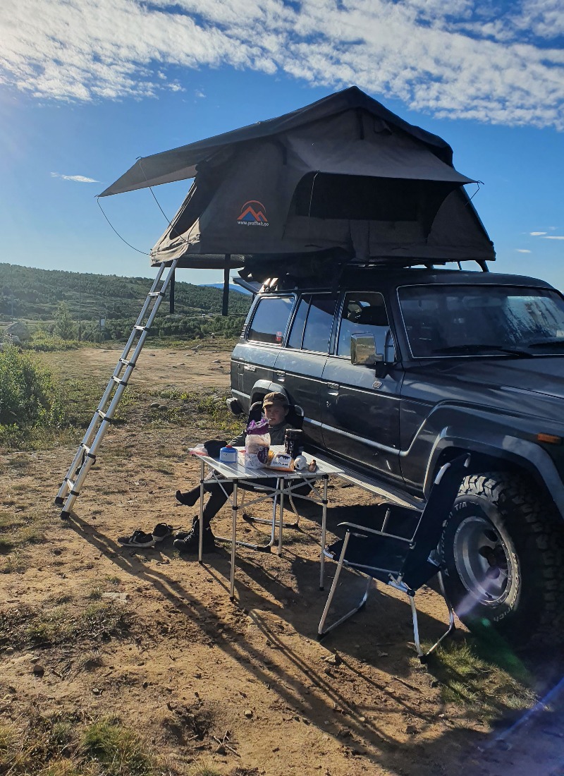 Teltet er slått ut, og gutta koser seg på fjellet.