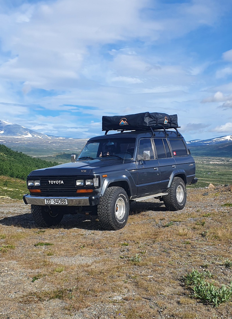 Flott bil i staselige omgivelser.