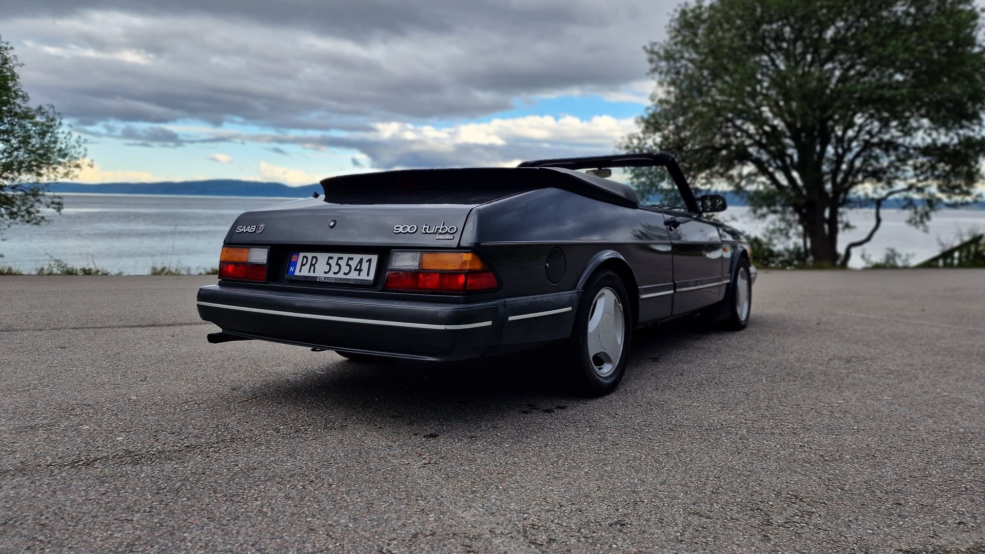 Turbo- og 16-valve-merker pryder selvfølgelig hekken.