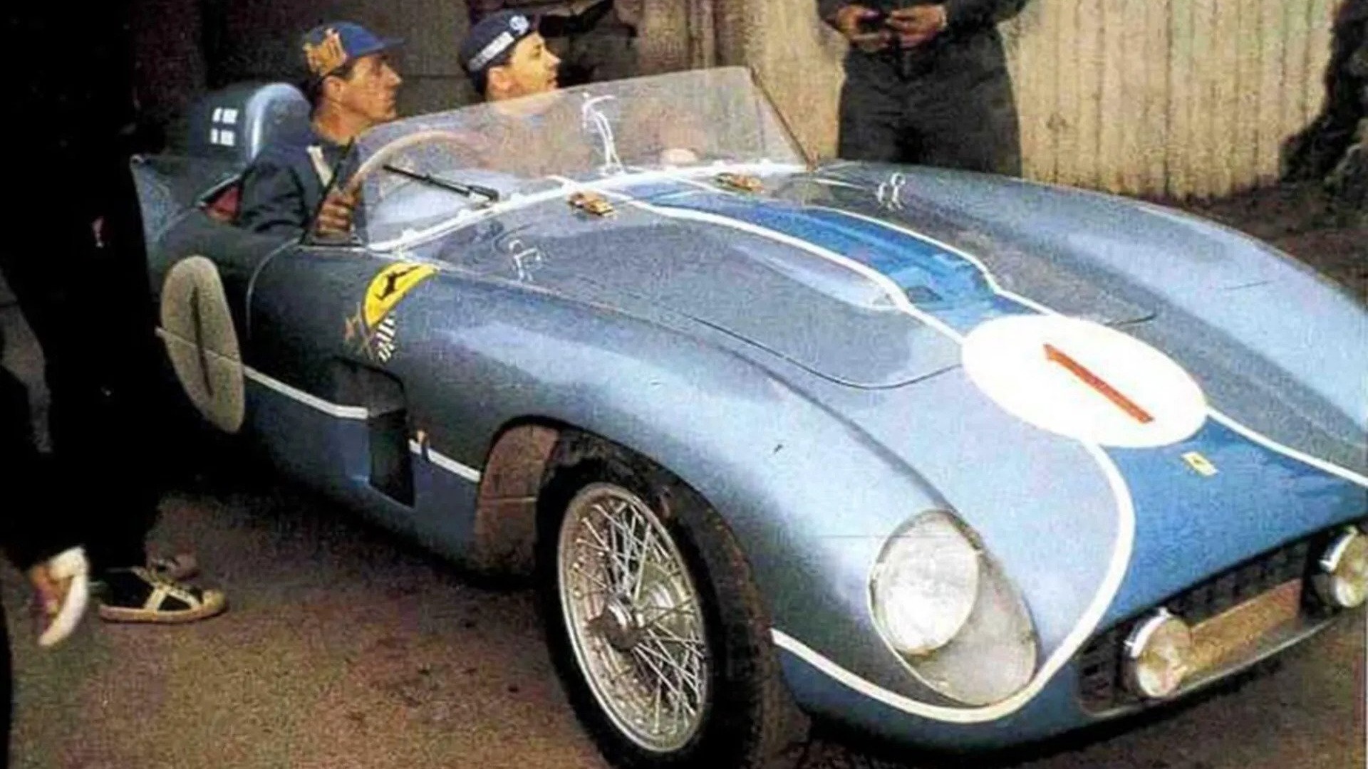 Bilen lakkert i blått fotografert i 1957 med Curt Lincoln bak rattet før et løp i Finland.