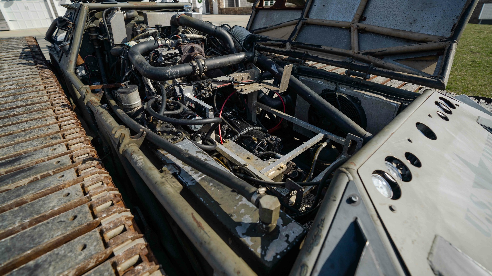 Motoren er lett tilgjengelig via en stor luke som er hengslet på høyre side av kjøretøyet.