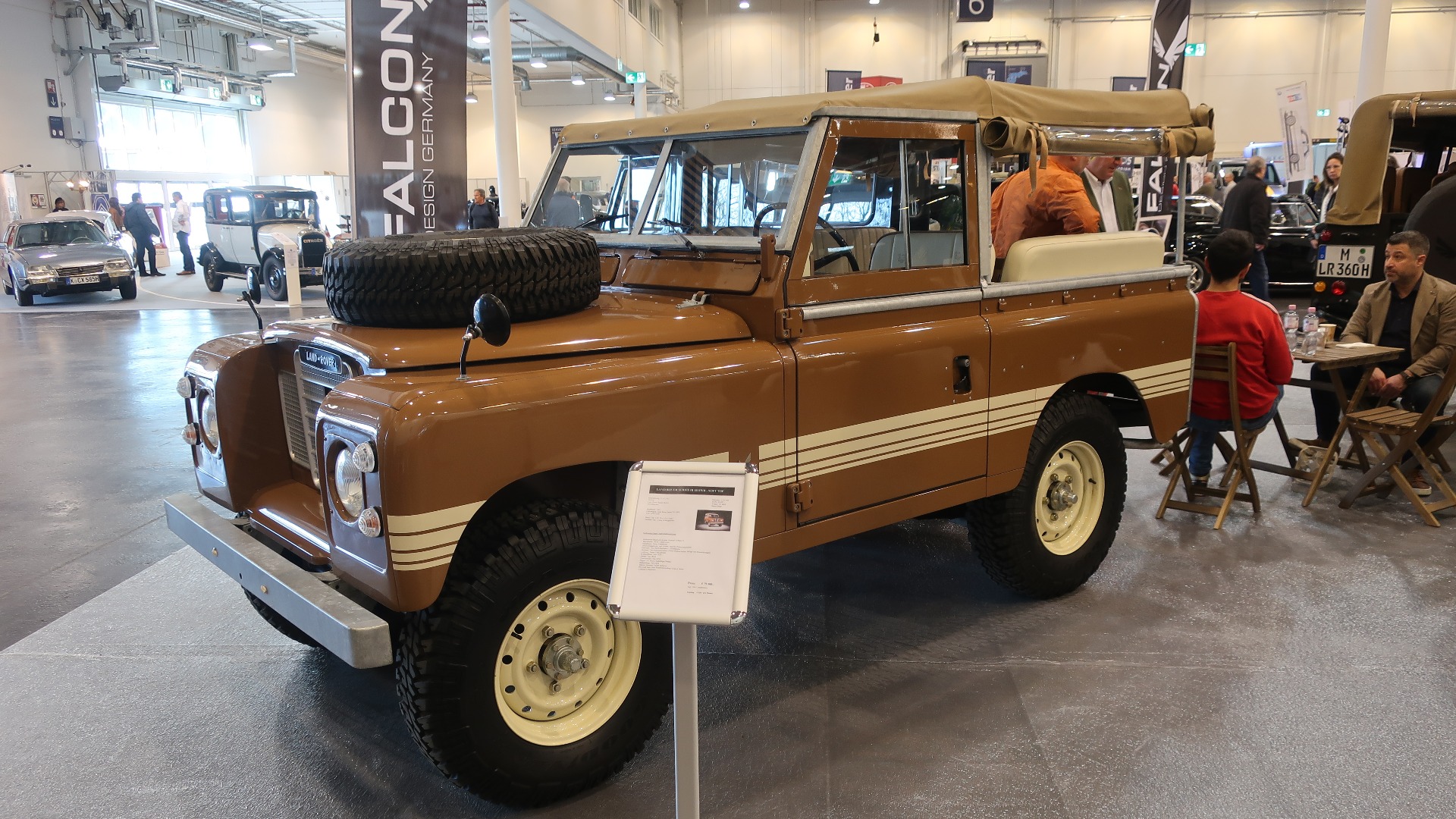 Klassisk Land Rover er superhot for tiden. Her en aldeles strålende Series III 88 fran 1967, hvor det aller meste er nytt eller som nytt. Prisen reflekterer det. 80.000 Euro.