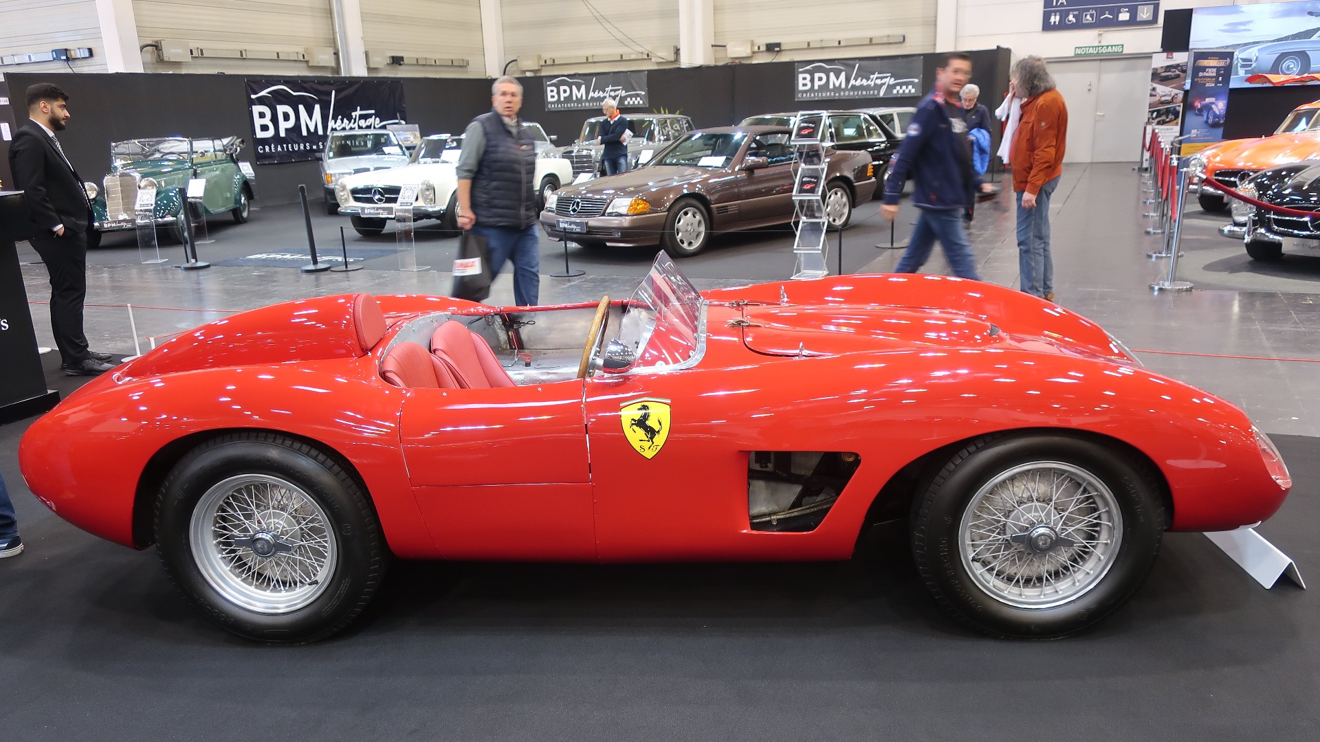 Nydelig 1956 Ferrari 250 Testa Rossa som stod på standen til RM Sotheby’s. Bilen er en del av en stor svensk samling som skal gå under hammeren på Villa Erba i mai.