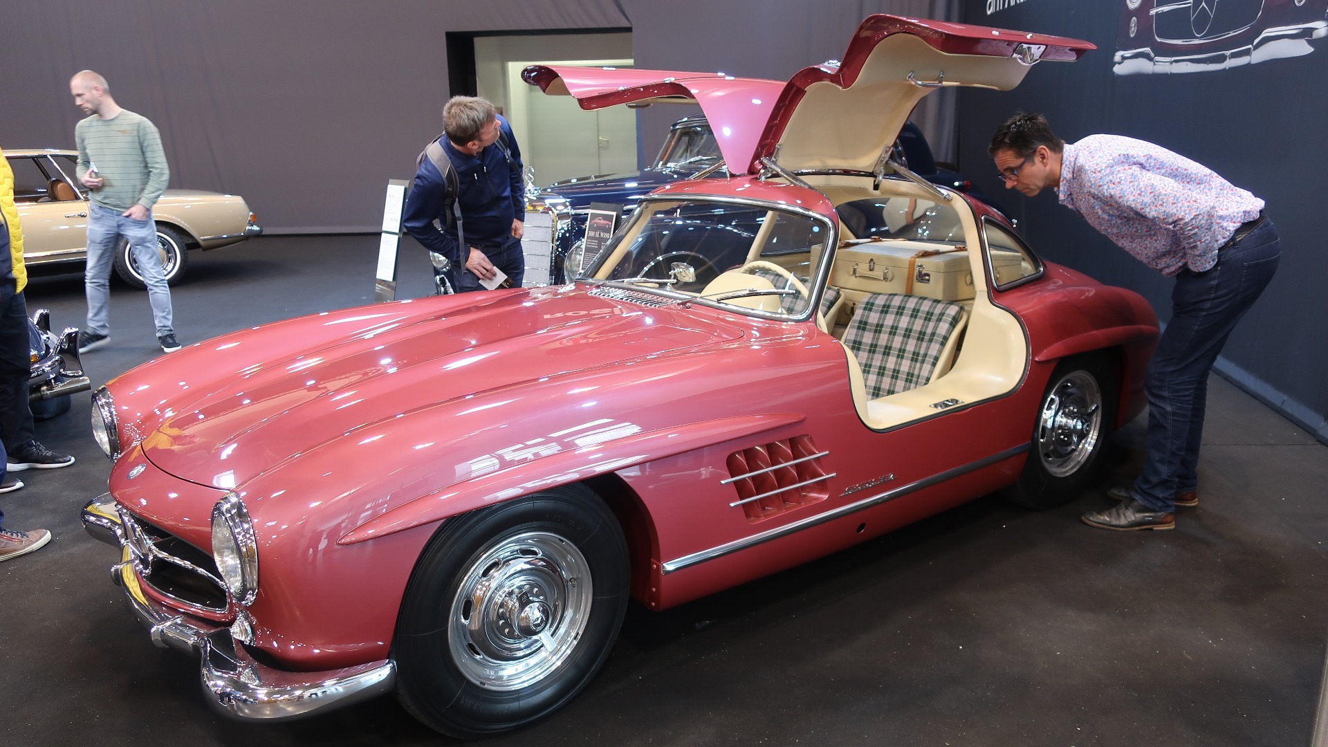 Når man ser noe så vakkert som denne Mercedes-Benz 300 SL med sine magiske måkevingedører og tartan-interiør, er det ikke rart blikkene fra tilskuerne går alle veier.