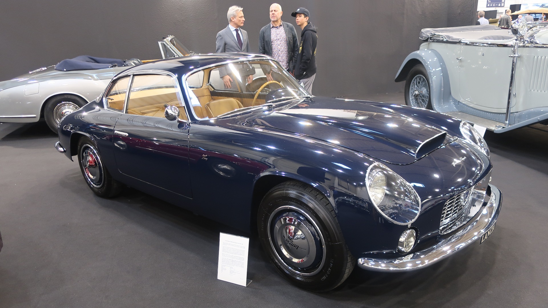 Vidunderlig vakker 1959 Lancia Flaminia Sport 2500 Zagato. En av rundt 100 bygde pre-series biler, og en samlerbil av ypperste klasse. I bakgrunnen lurer Bruce Willis på om det er på tide med en ny Die Hard film.