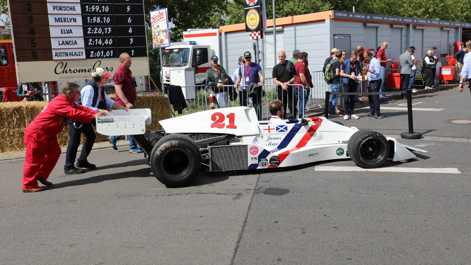En 1975 Hesketh 308C Formel 1-bil fikk problemer etter et par runder.