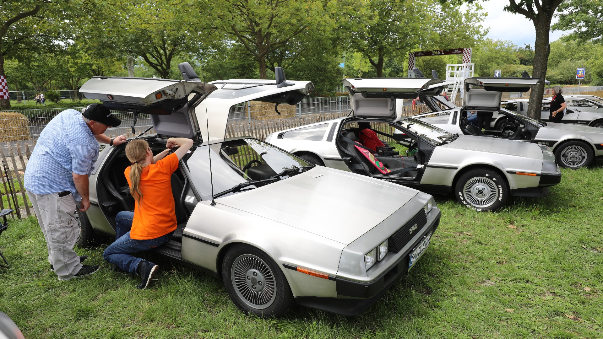 Hele 10 ulike DeLorean stod parkert ved siden av hverandre i klubbdelen av parken.